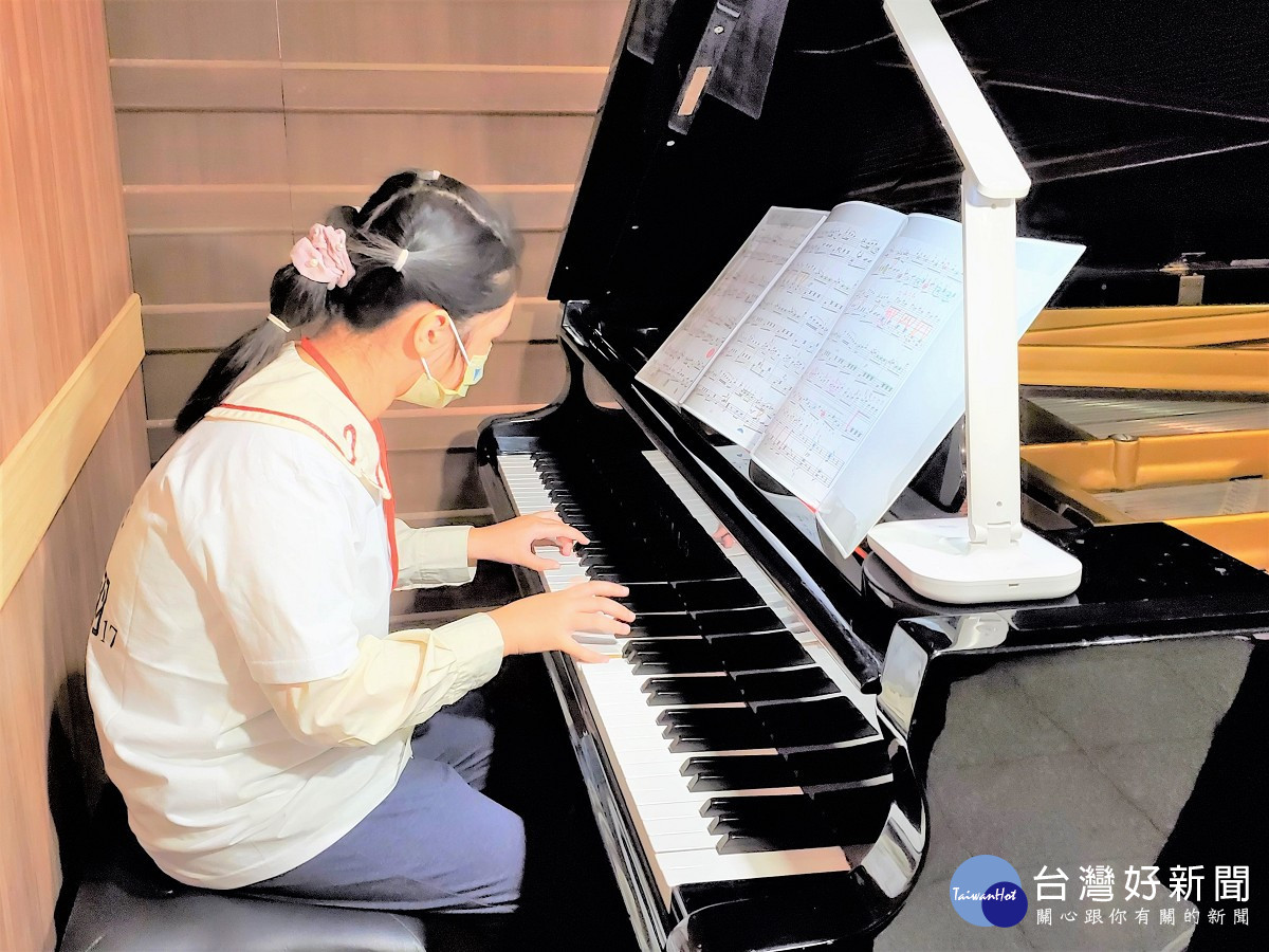 信義國小陳怡蓁今日在會場上帶來精湛鋼琴表演，讓與會者驚艷不已！