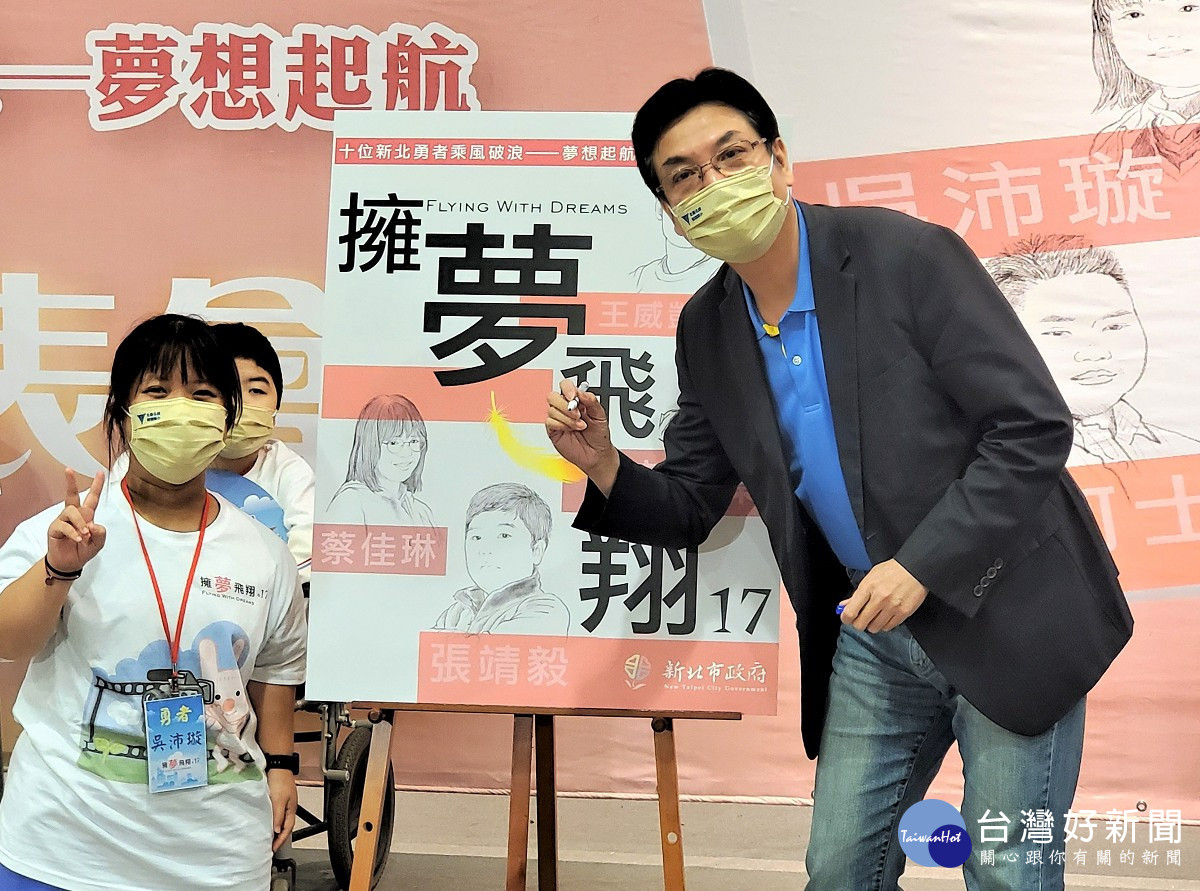 金山高中國中部吳沛璇因天生軟骨不全，身高只有125公分，父母又因債務遠走他鄉，但她堅持樂觀心態