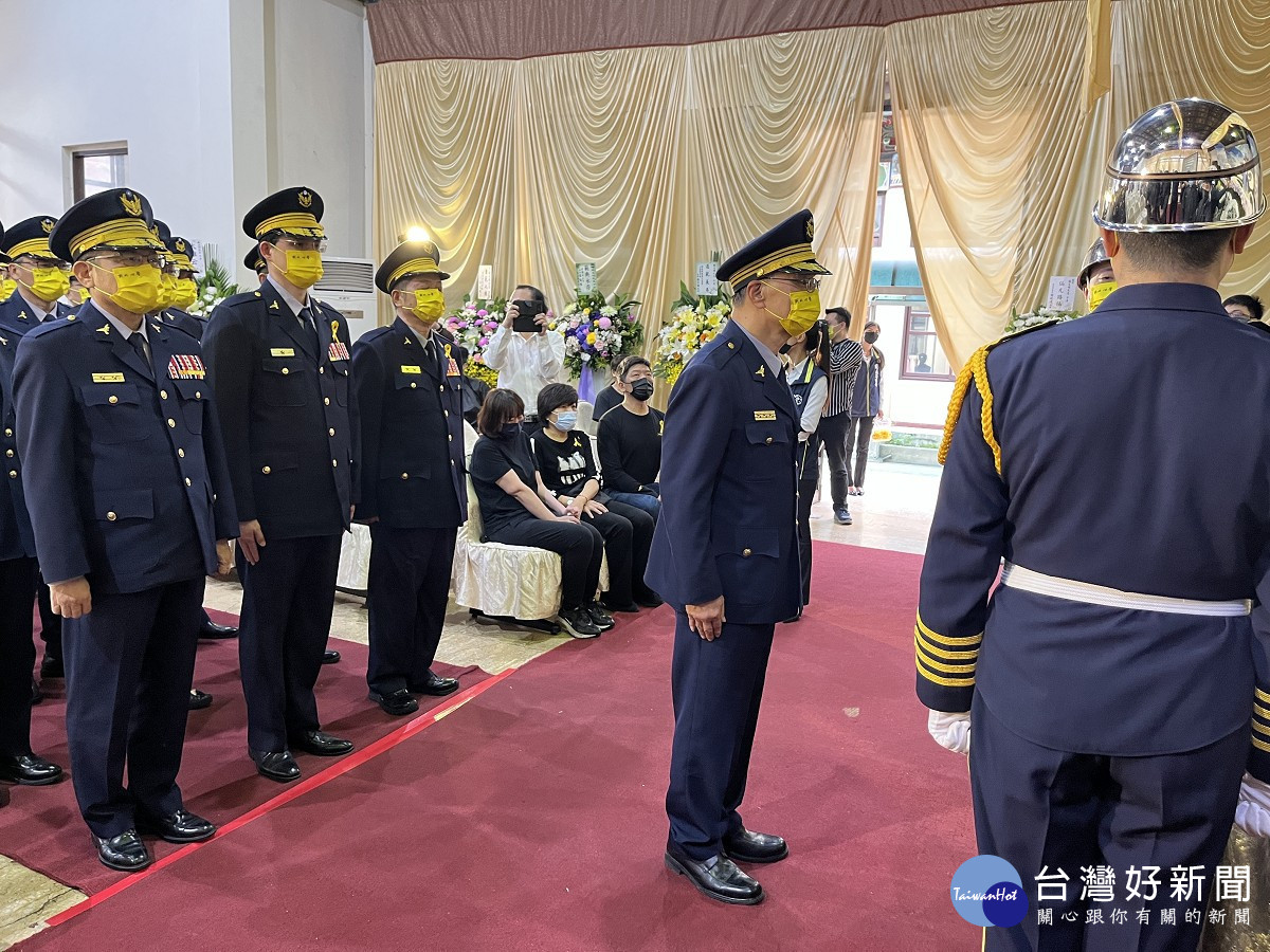 三重警告別式家屬同僚哀悼不捨　新北警局長黃宗仁率隊致敬送行