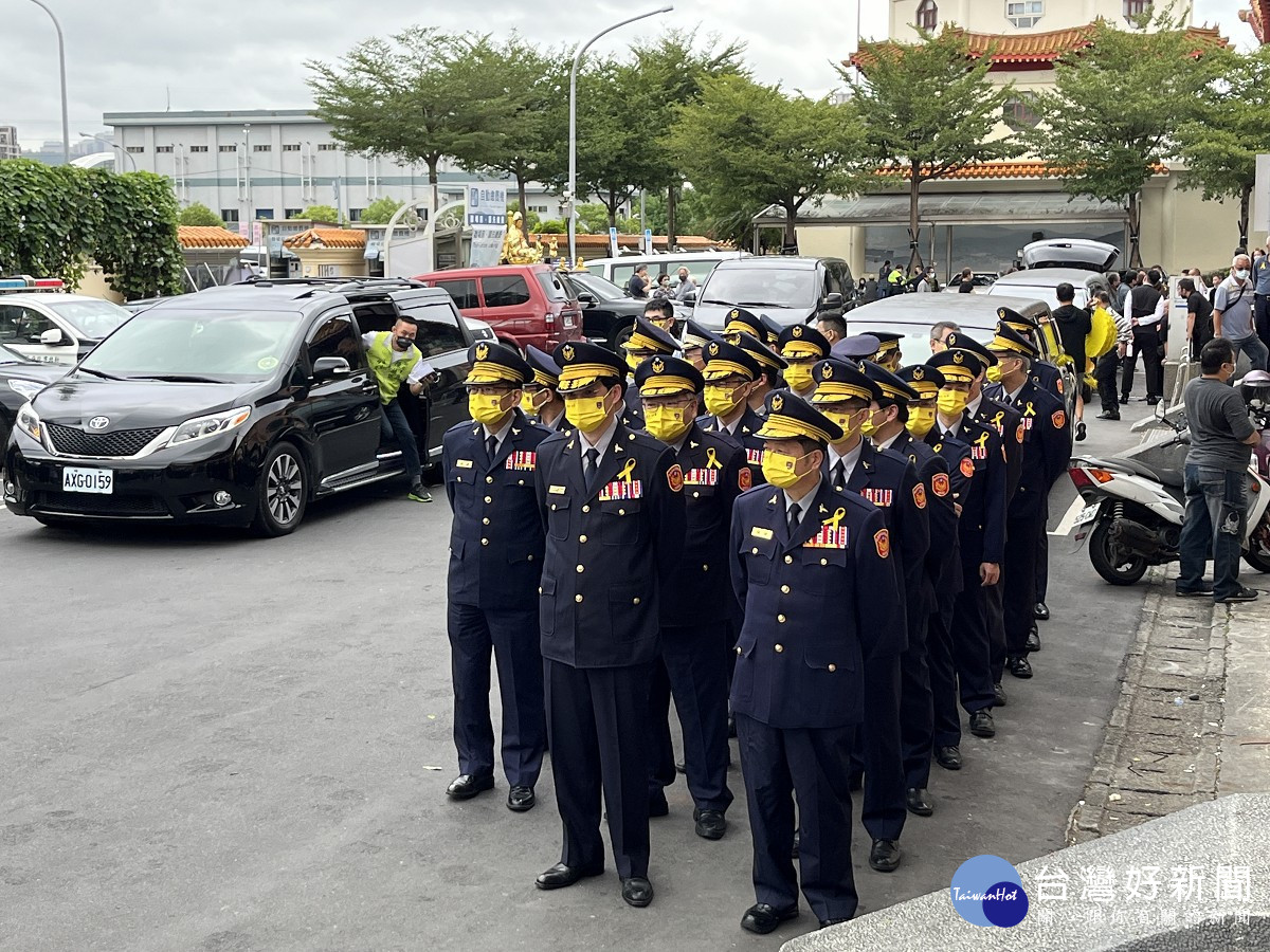 三重警告別式家屬同僚哀悼不捨　新北警局長黃宗仁率隊致敬送行
