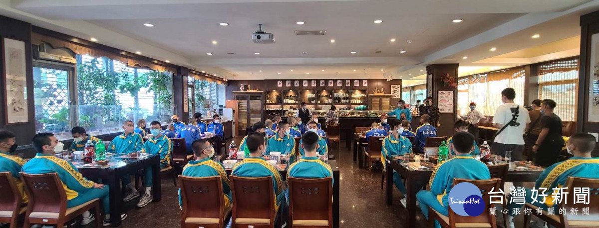 永平工商餐飲科特別創出屬於永平籃球隊加油應援餐，在奠定良好體能發揮臨場最好的準度及速度。<br /><br />
<br /><br />
