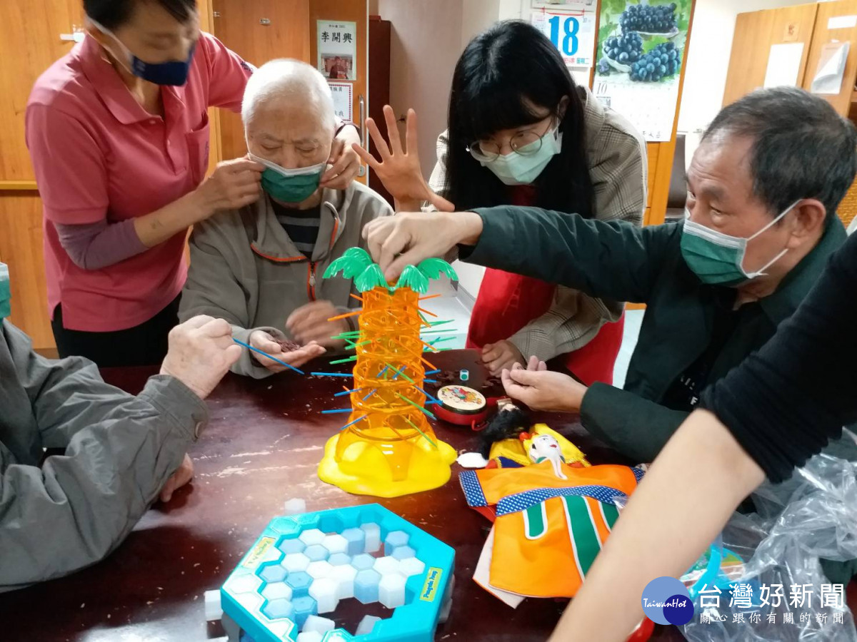 板橋榮家失智長輩玩玩具　重返年幼時光