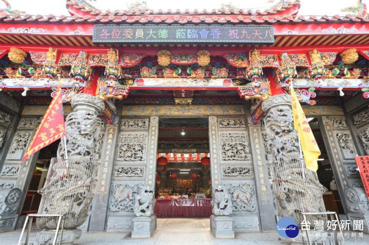 深圳玄天宮主祀玄天上帝，是新屋居民重要的信仰中心。