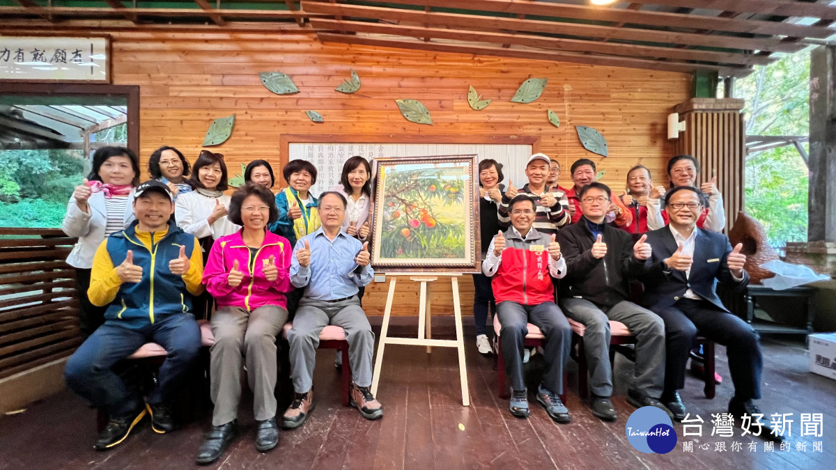 油畫家鄭弘國贈畫武陵農場，並與場長鄭源敏等貴賓合影。