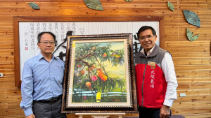 油畫家鄭弘國(左)贈畫武陵農場，由場長鄭源敏代表受贈。