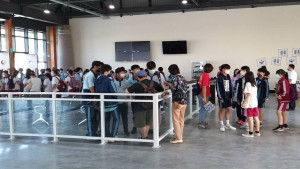 ▲高市府整建全新室內候船室，讓搭乘民眾有舒適寬敞空間集合排隊。（圖／記者 許高祥 翻攝）