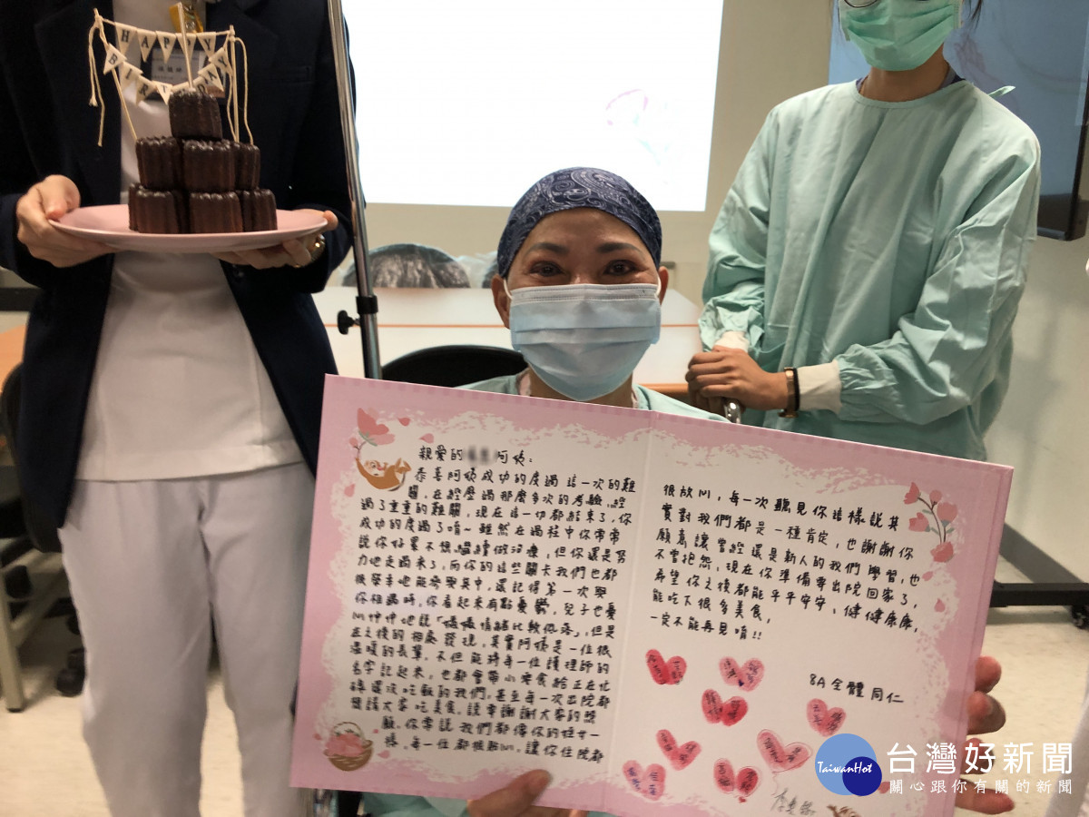 賴女士開心拿著醫療團隊送給她的賀卡。