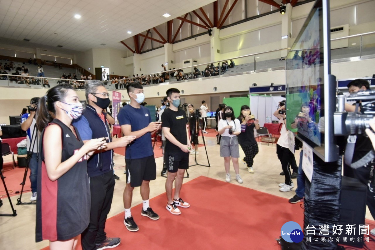 夢想家球員林俊吉及吳松蔚一起體驗街頭籃球遊戲。