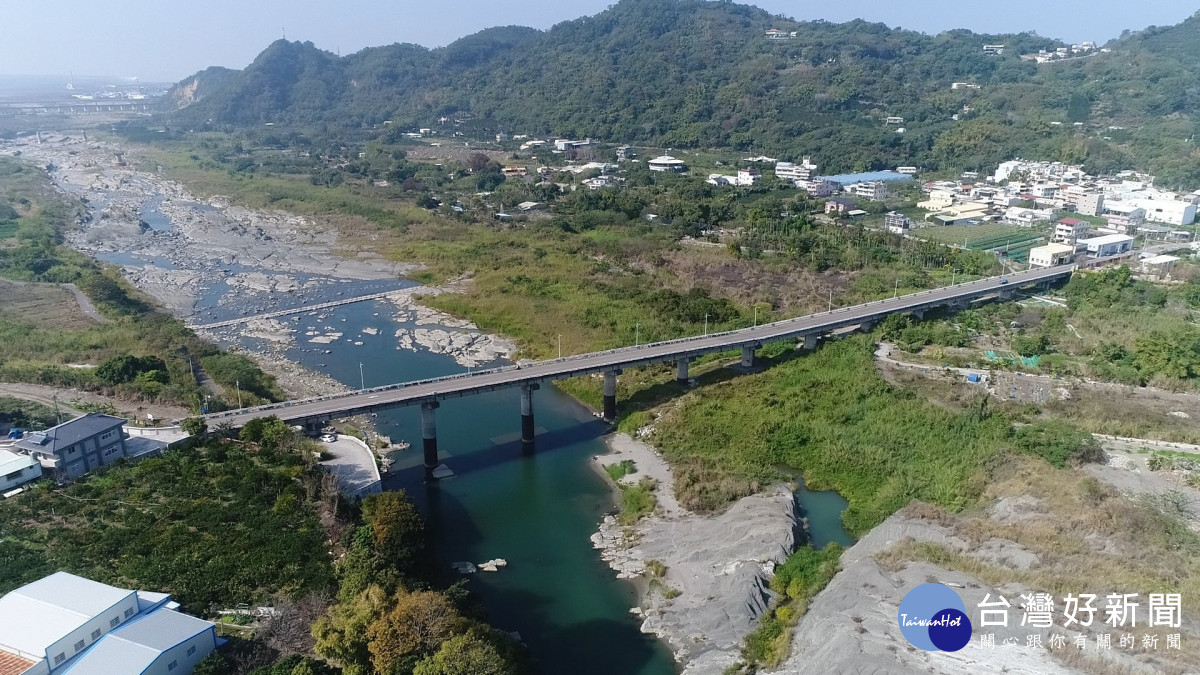 埤豐橋於921大地震時受損、橋下河道刷深，23年來歷經多次補強，仍有安全疑慮。