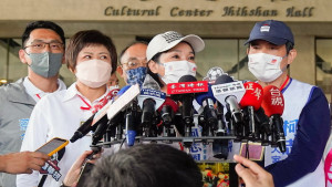 ▲高雄市長候選人號次抽籤，前總統馬英九陪同柯志恩前往參與抽籤。