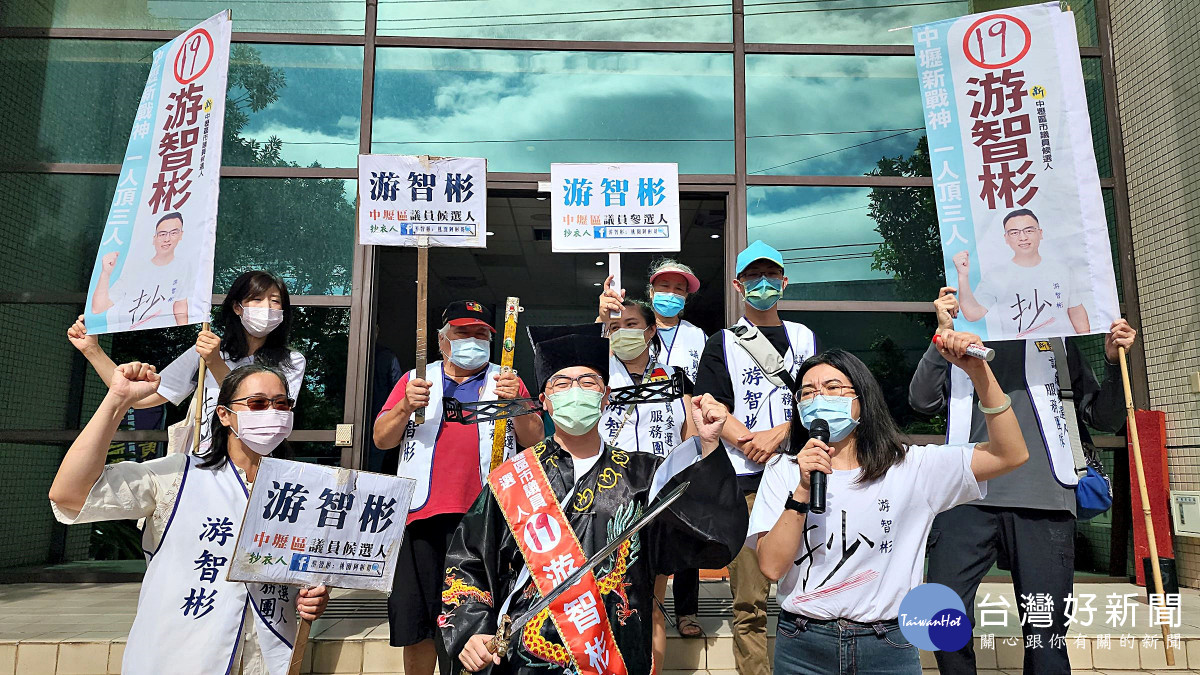 中壢區游智彬抽中19號     穿包公服持寶劍前往抽籤聲稱斬妖除魔