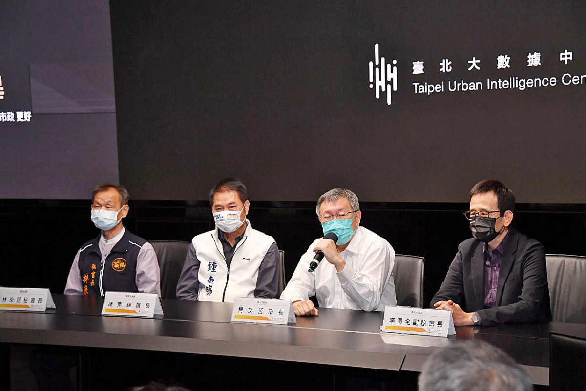 與鍾東錦同台成「黑白配」　林楚茵批柯文哲把藍綠都拒的人往口袋收