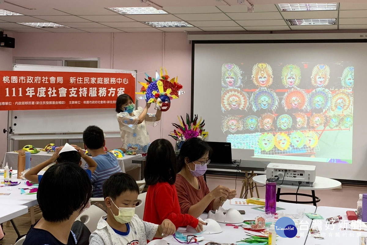 增加多元文化認識，桃園市政府社會局舉辦「菲」常好玩面具彩繪活動。