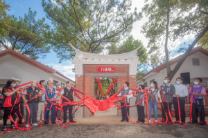 市長及來賓共同為八塊厝民俗藝術村進行揭牌。