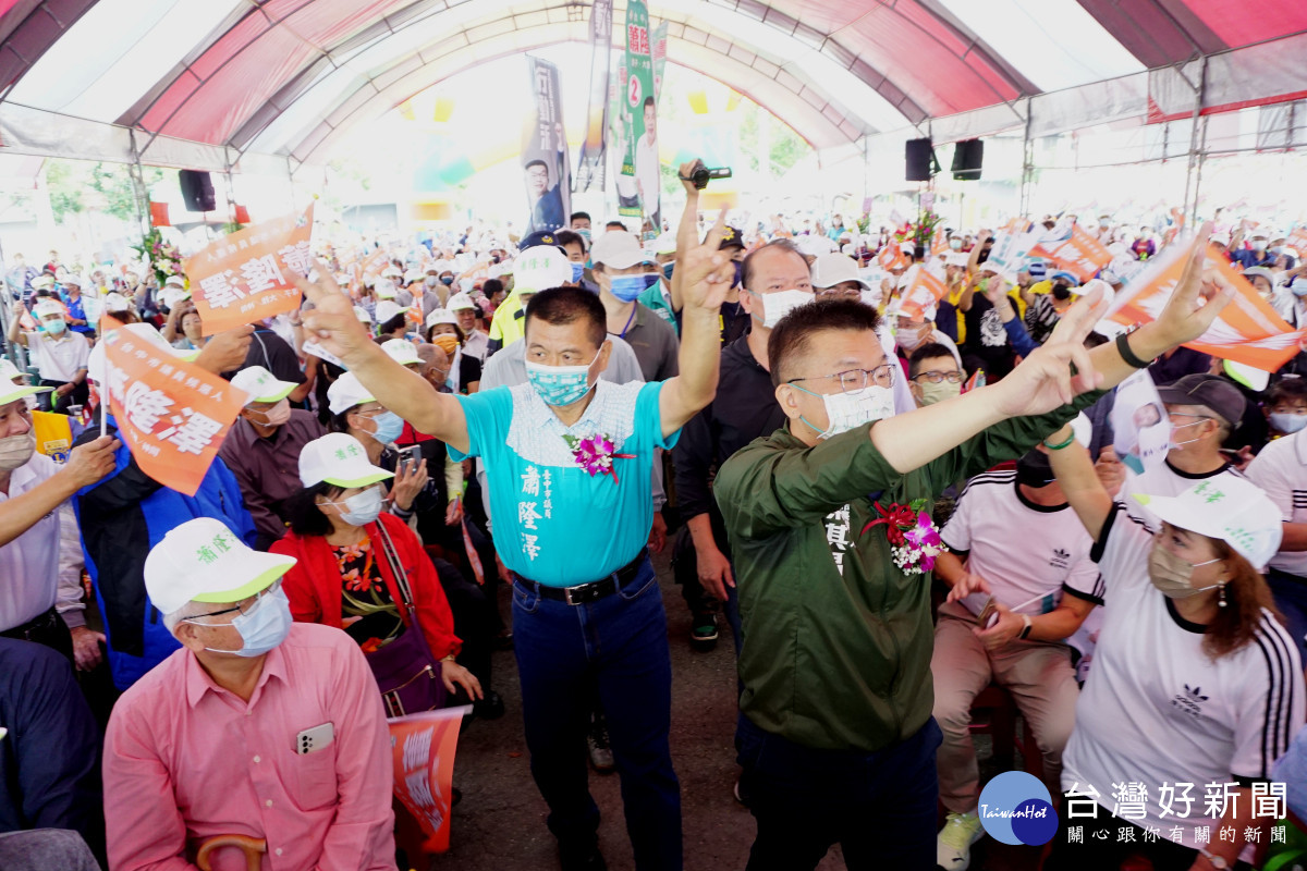台中市長候選人蔡其昌(右)、市議員蕭隆澤(左)在支持者夾道簇擁之下大進場，民眾不斷高喊凍蒜，氣勢如虹
