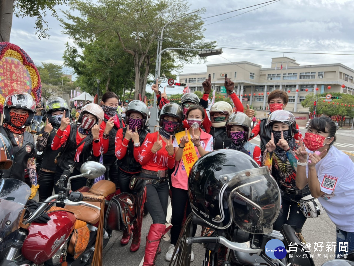 女十字軍印地安車隊相挺蔡怡萱競選台中市議員。