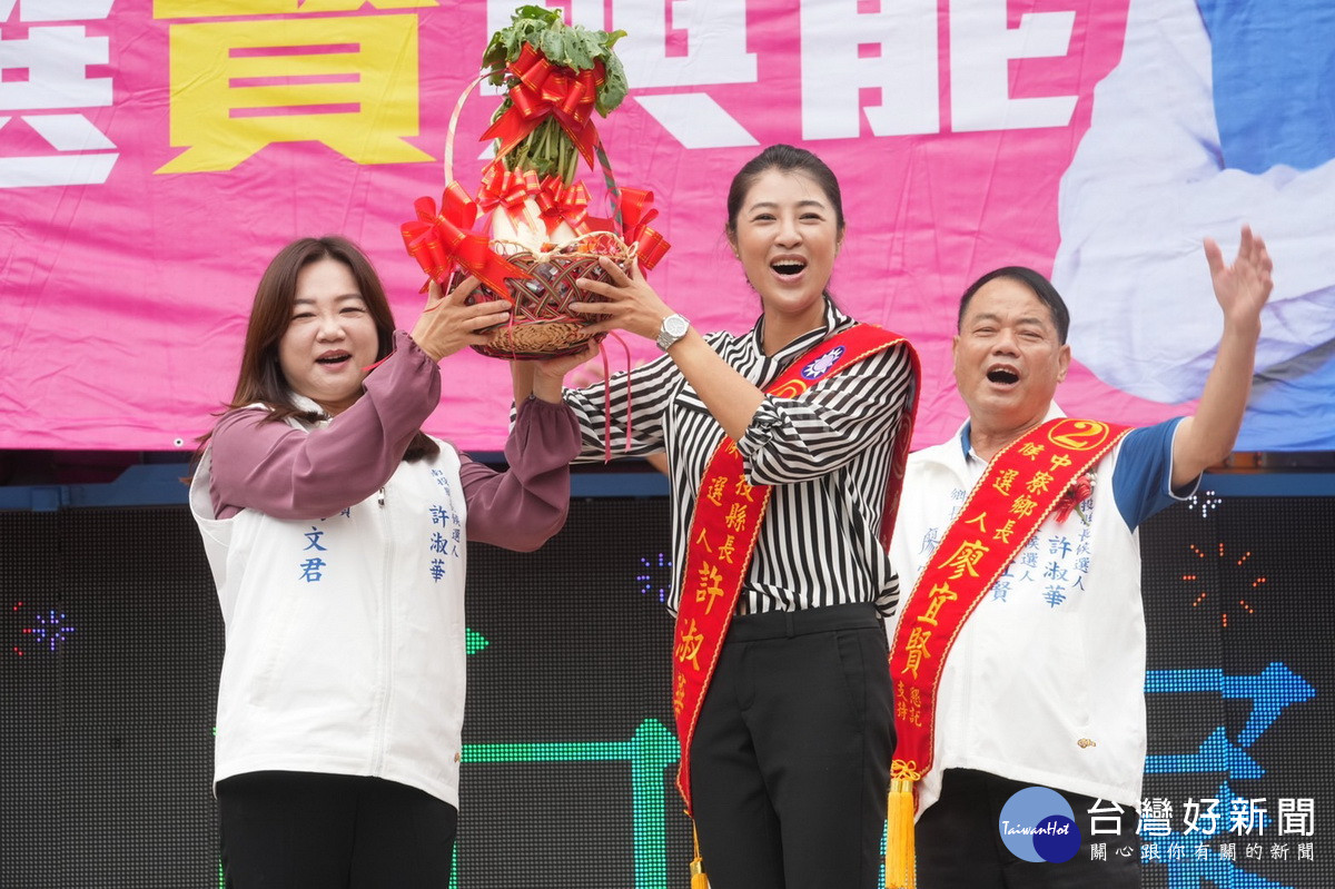 馬文君立委等人相贈吉祥物好彩頭等。（許淑華競選總部提供）