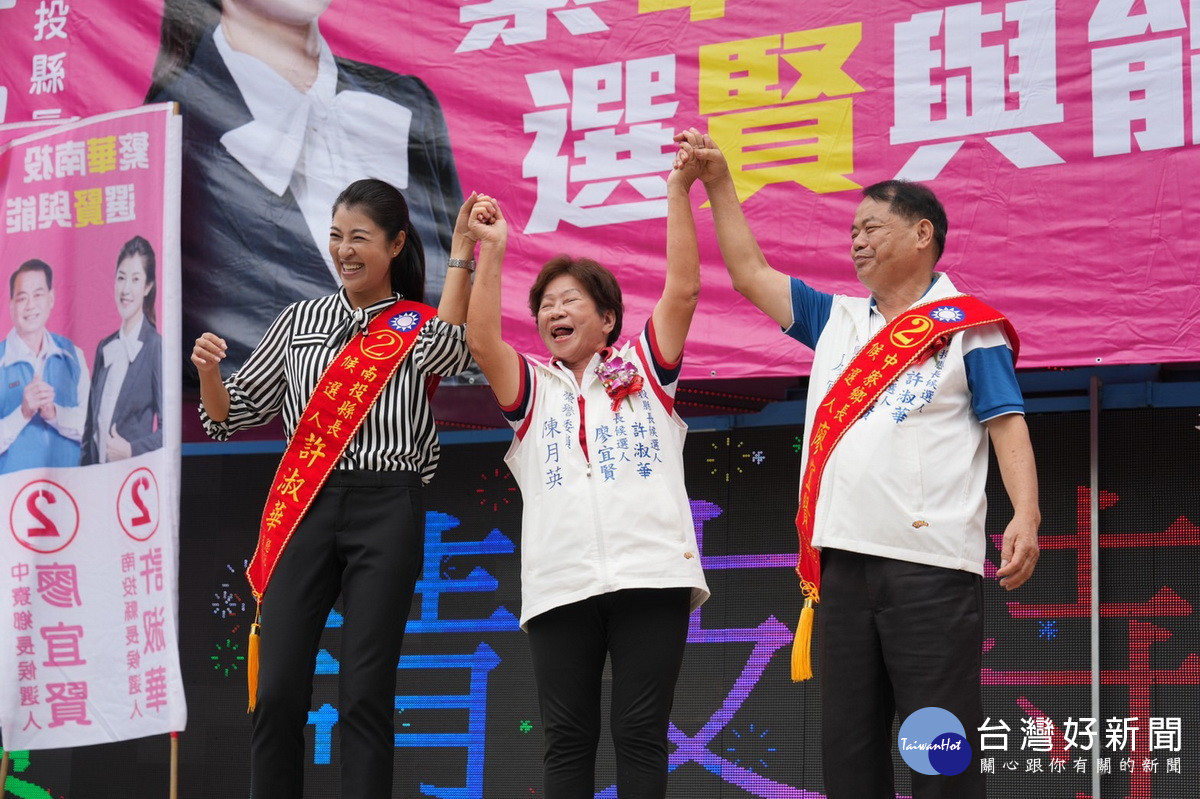 前中寮鄉長陳月英攜手兩候選人代表傳承加油。（許淑華競選總部提供）