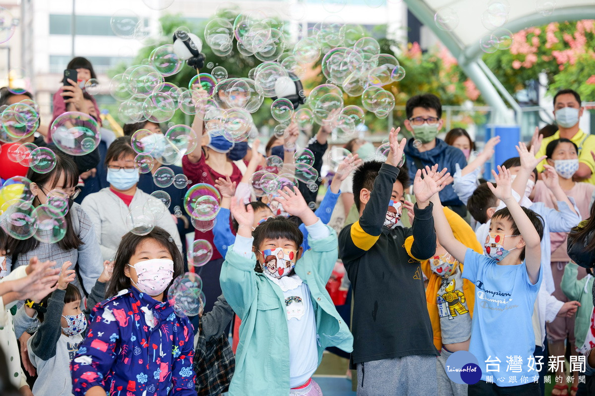 龜山區市議員參選人李宗豪推出泡泡派對親子，吸引許多許多家長帶著孩子現場同樂。