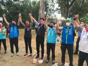 許淑華、張嘉哲與議員候選人一起加油。（記者扶小萍攝）