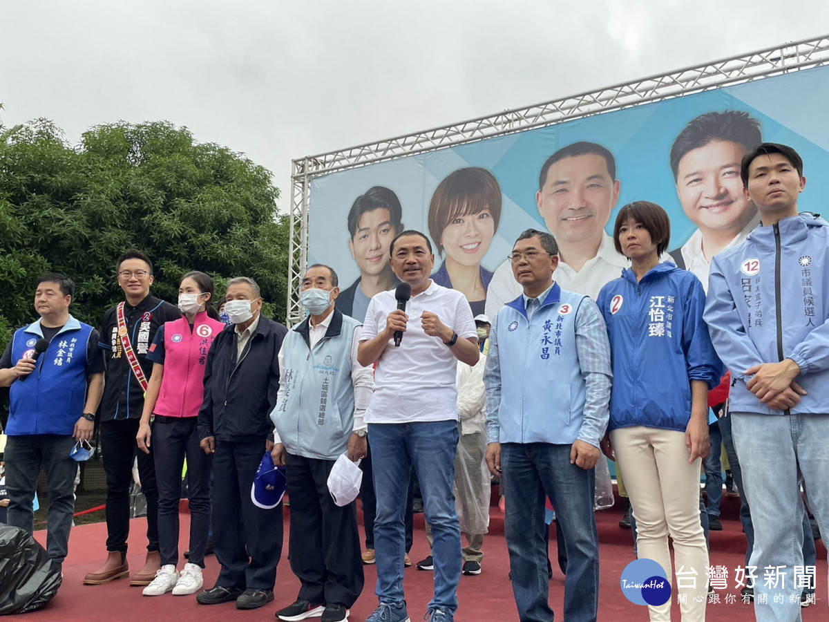 侯友宜土城聯合競總成立　熱情民眾不畏雨勢力挺