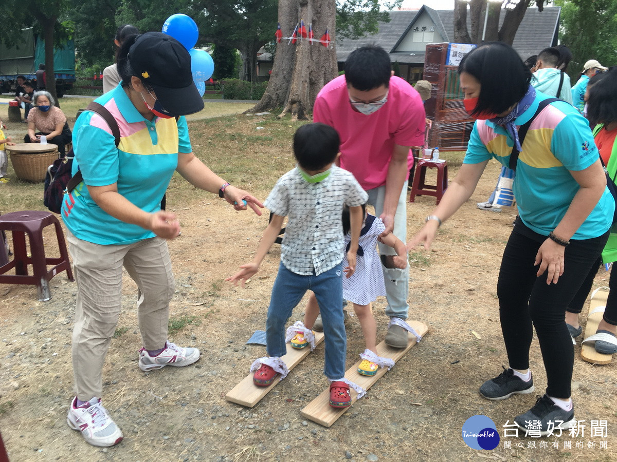 兩人三腳親子同樂。（記者扶小萍攝）