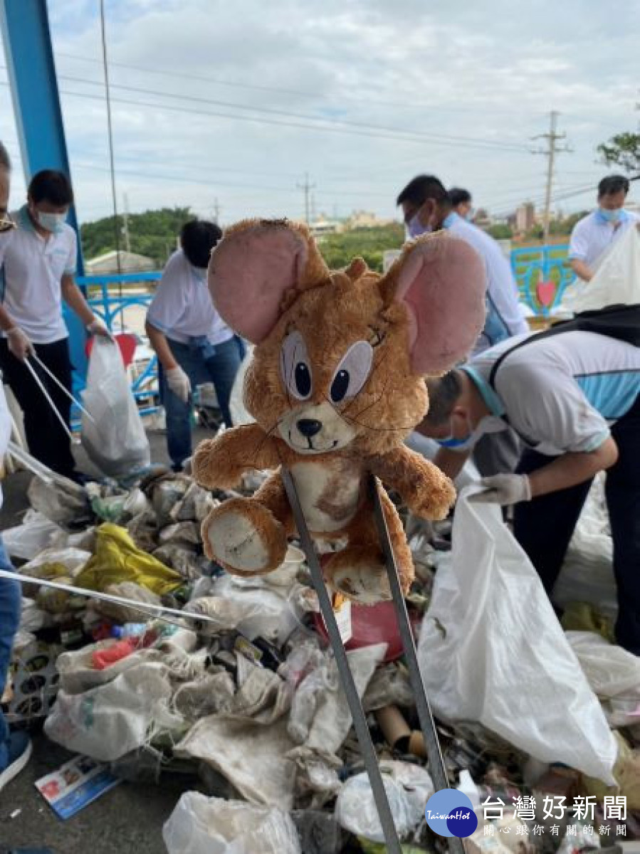 菸蒂玻璃瓶寶特瓶橫陳海灘　醫護攜家帶眷捲袖守護海洋