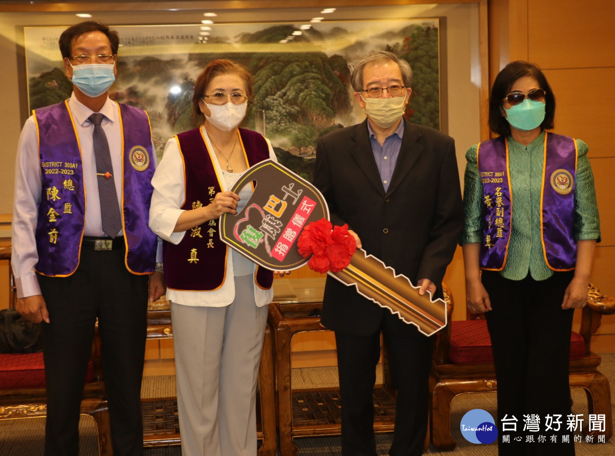 台北市純德獅子會行善　捐新北復康巴士