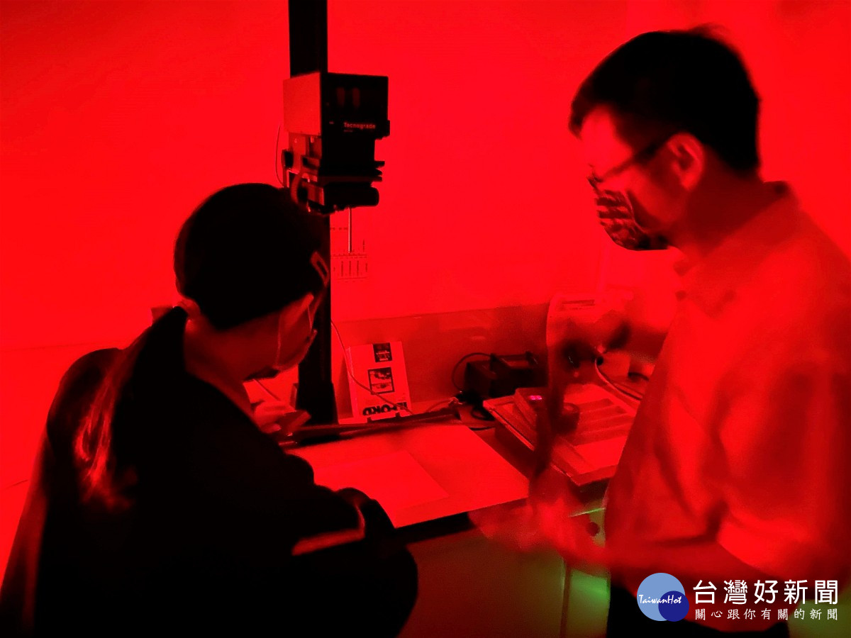 簽約儀式會場上由學生帶領貴賓體驗傳統暗房設備，實際沖洗修復鶯歌地區早期照片