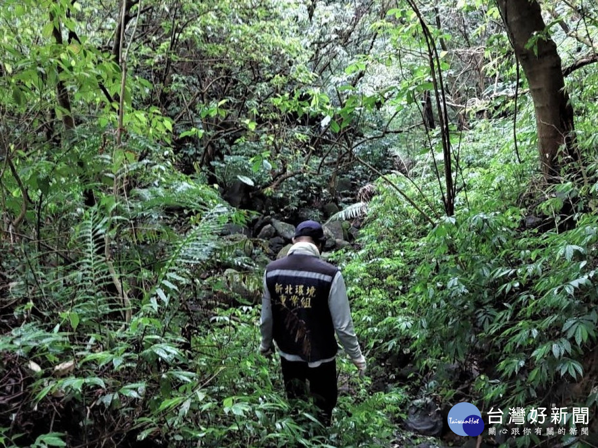 重案組同仁不懼辛勞於山區開路，於非法焚燒廢棄物處旁裝設監視器
