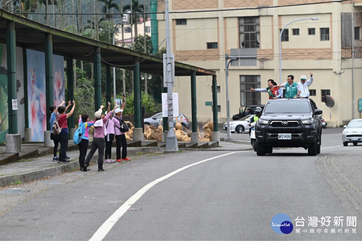 決戰11/26剩33天　投縣長候選人蔡培慧車隊積極掃街拜票
