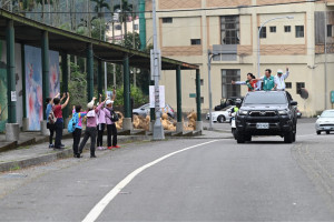 南投縣長候選人蔡培慧車隊掃街拜票。