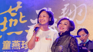 ▲議員童燕珍在河堤公園舉辦音樂會，柯志恩高歌「月亮代表我的心」。