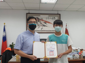林丞庸同學拾金不昧精神，中和警分局長李建廣今（24）日親自於分局頒獎表揚嘉許