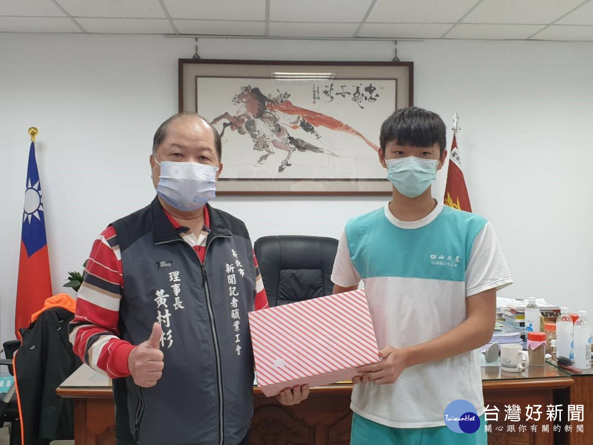 高中生拾金不昧精神　中和警分局頒感謝狀表揚