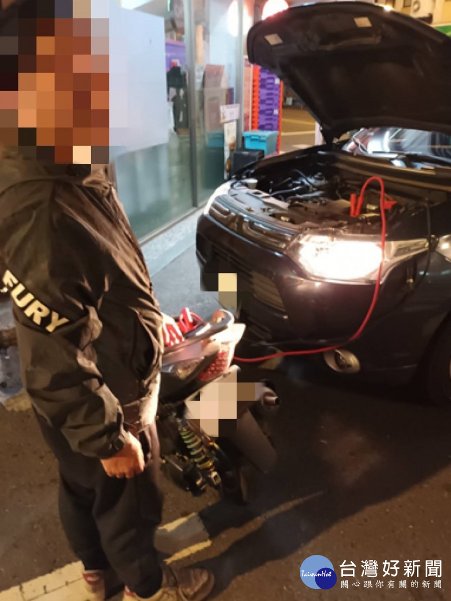 男子深夜推車1小時　古坑警接電助脫困