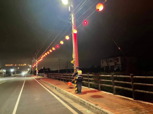 台西警方協助將鬆脫的鐵絲固定好，以免對用路人造成傷害／警方提供