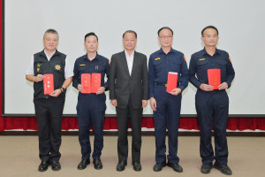 黃署長抵南投縣頒破案獎勵金等。（縣警局提供）