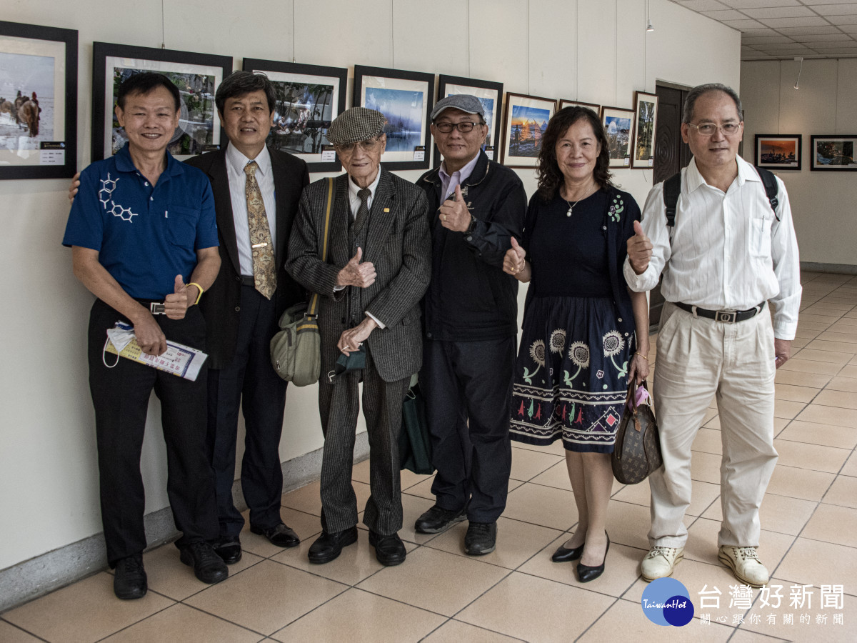 左起 新竹攝影藝術學會劉萬方 主席宋孝明 本會榮譽顧問周鑫泉 千囍攝影聯誼會會長周