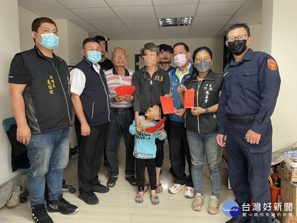 霧峰警長攜手警友主任及善心人士助貧　送愛渡難關