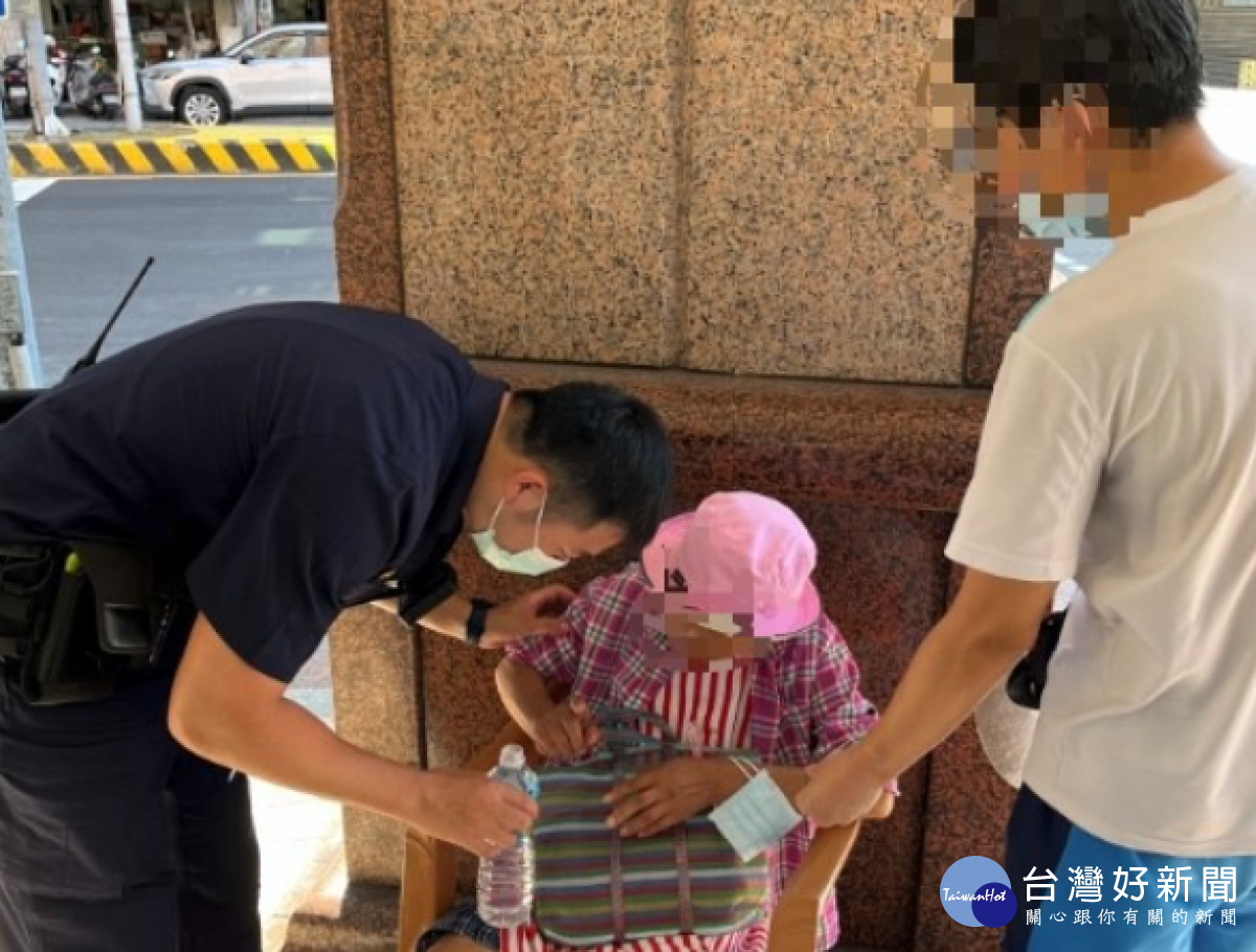 失智老嫗迷失街頭　三重警耐心解危護返家