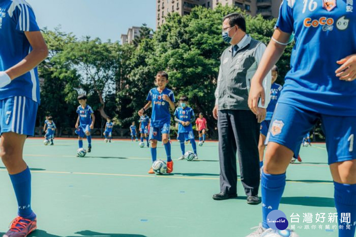 鄭市長關心同安國小足球隊訓練情形。