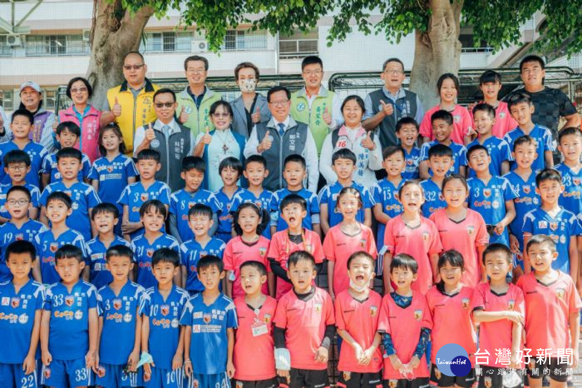同安國小足球隊今年榮獲學童盃北區賽冠軍、全國體育署盃亞軍。