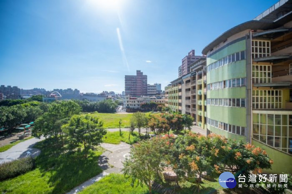 因應多元就學需求，市府擇定交通便利的經國國中改制為經國高中。<br />
<br />
