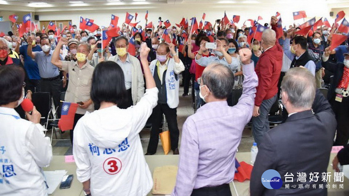 ▲中華民國公教軍警消聯合總會總會長劉盛良、公教警消委員會主委林水吉、前立法委員黃昭順也來到現場向民眾懇託支持柯志恩。