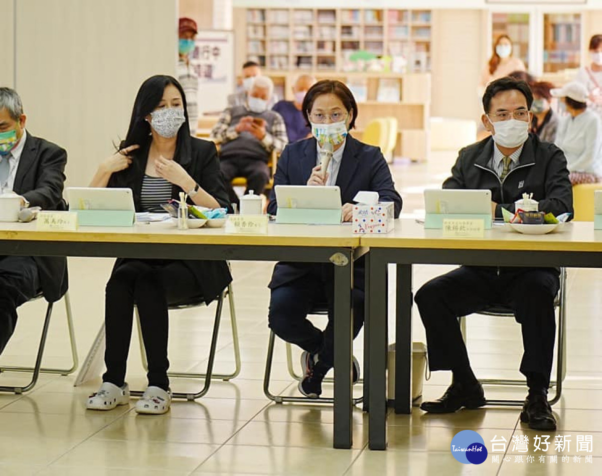 立委萬美玲、賴香伶進行經國國中改制考察。