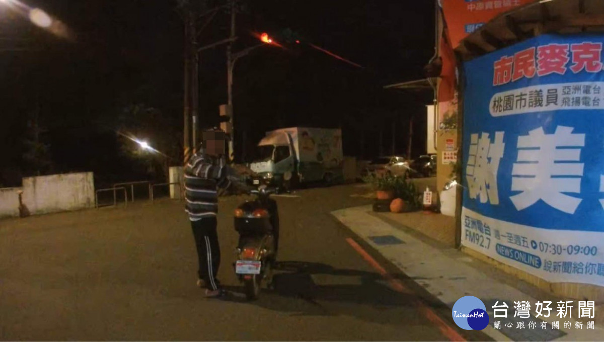 老翁騎電動車買早餐「顧路」　暖警推車助返家