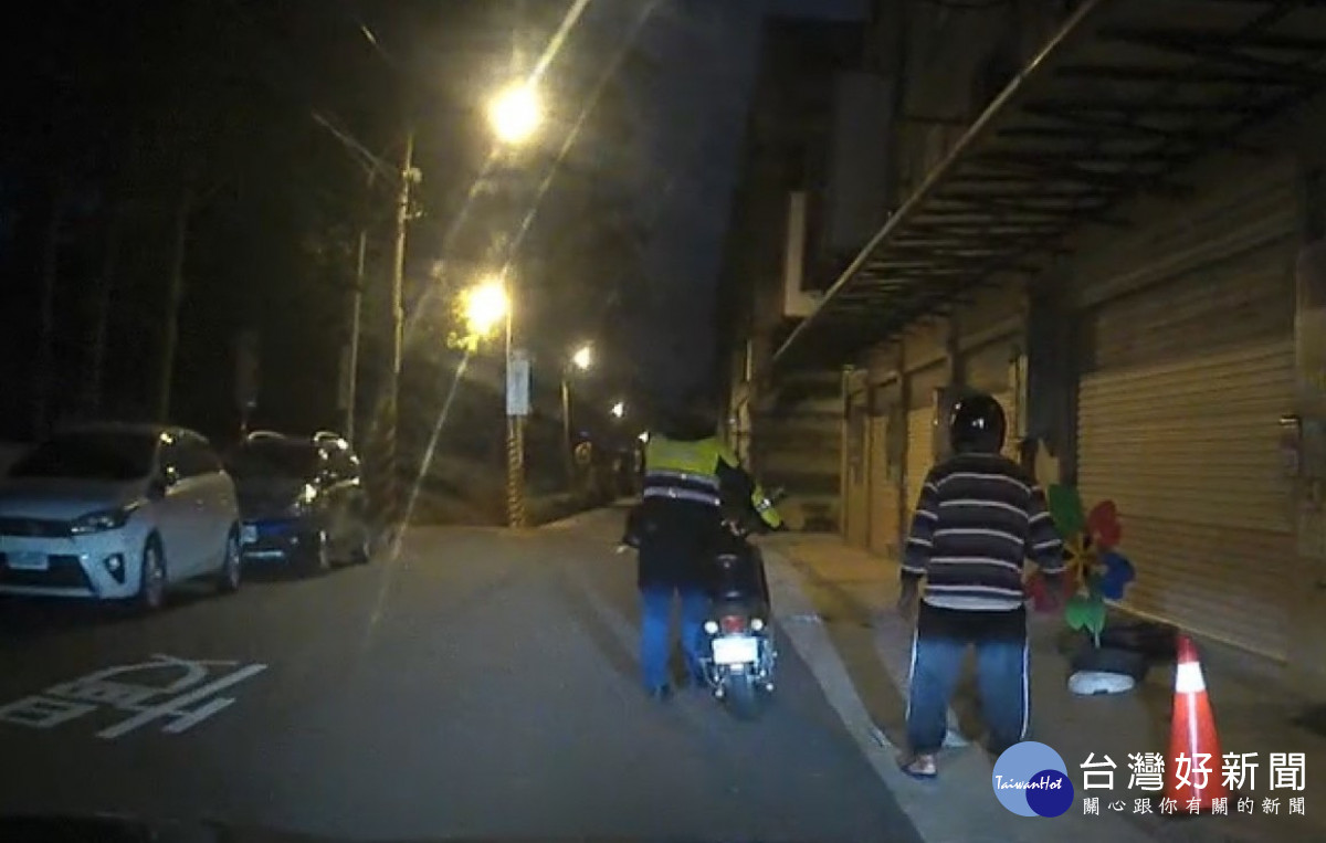阿公推不動電動車受困路中不知所措，警方協助將機車推回住家。
