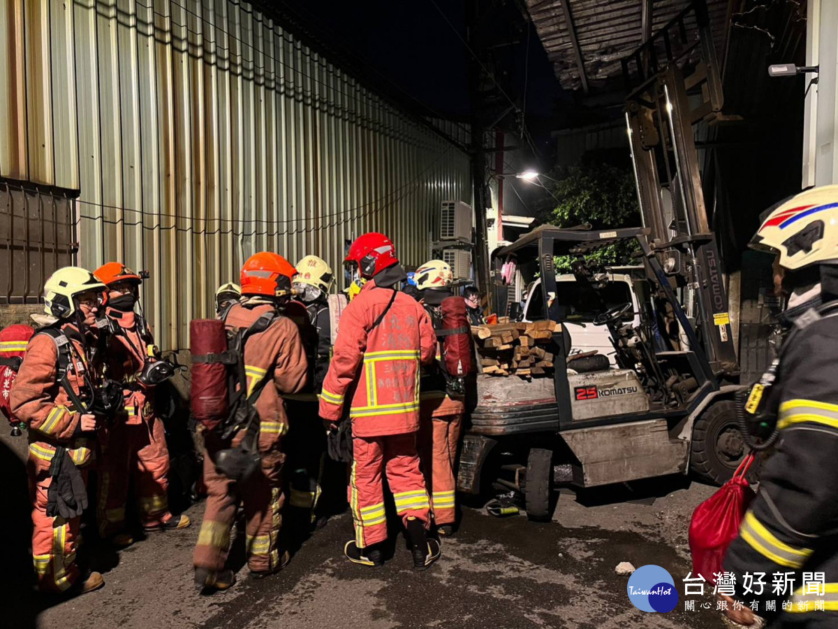 板橋大觀路洗衣工廠暗夜竄火 火勢迅速撲滅無傷亡