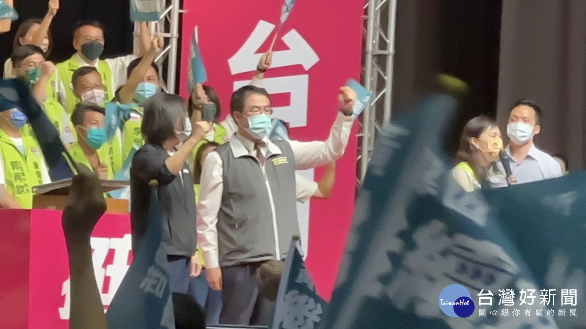 台南市長藍綠兼民調拉近至個位數，也激起綠營支持者危機意識，有利於催出投票率，最後勝負還很難說。（翻攝照片）